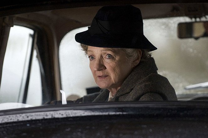 Agatha Christie's Marple - Season 4 - A Pocket Full of Rye - Photos - Julia McKenzie