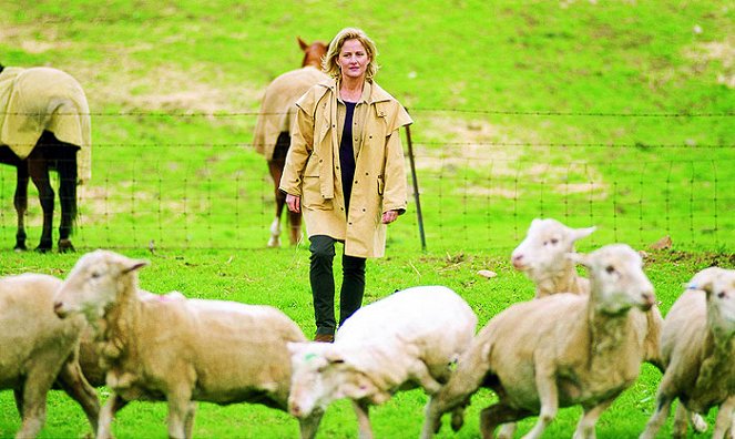 McLeodin tyttäret - Season 1 - Ankat lammikossa - Kuvat elokuvasta - Sonia Todd