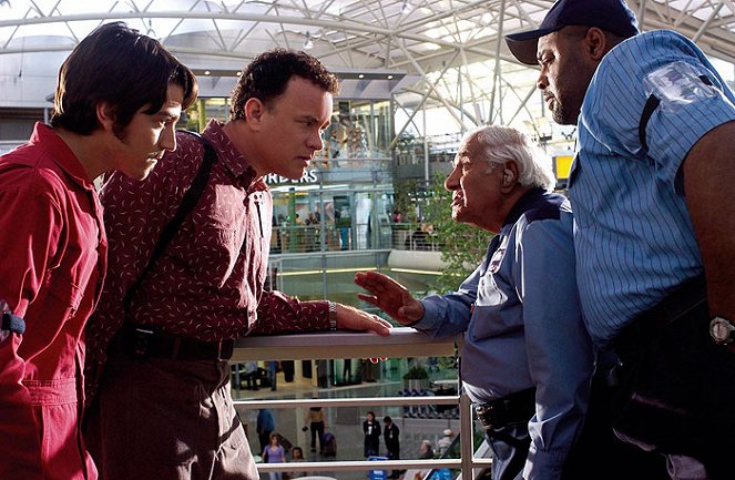 The Terminal - Van film - Diego Luna, Tom Hanks, Kumar Pallana, Chi McBride