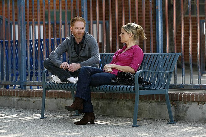 Modern Family - En Garde - Photos - Jesse Tyler Ferguson, Julie Bowen