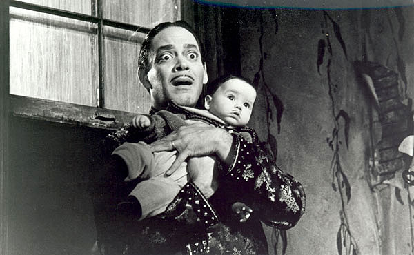 Addams Family Values - Kuvat elokuvasta - Raul Julia
