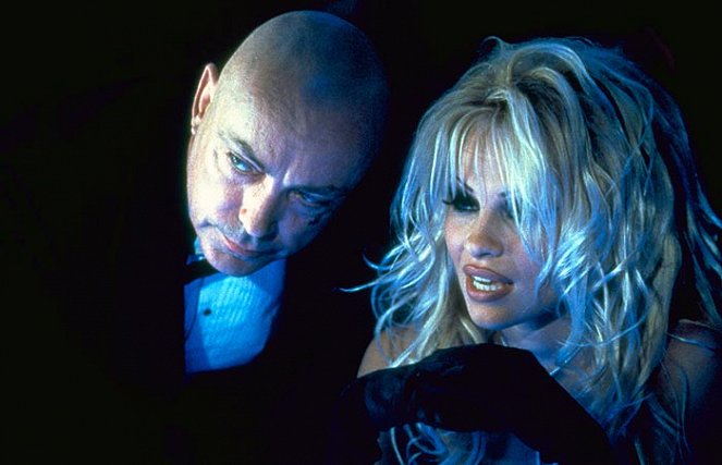 Bosszúálló angyal - Filmfotók - Udo Kier, Pamela Anderson