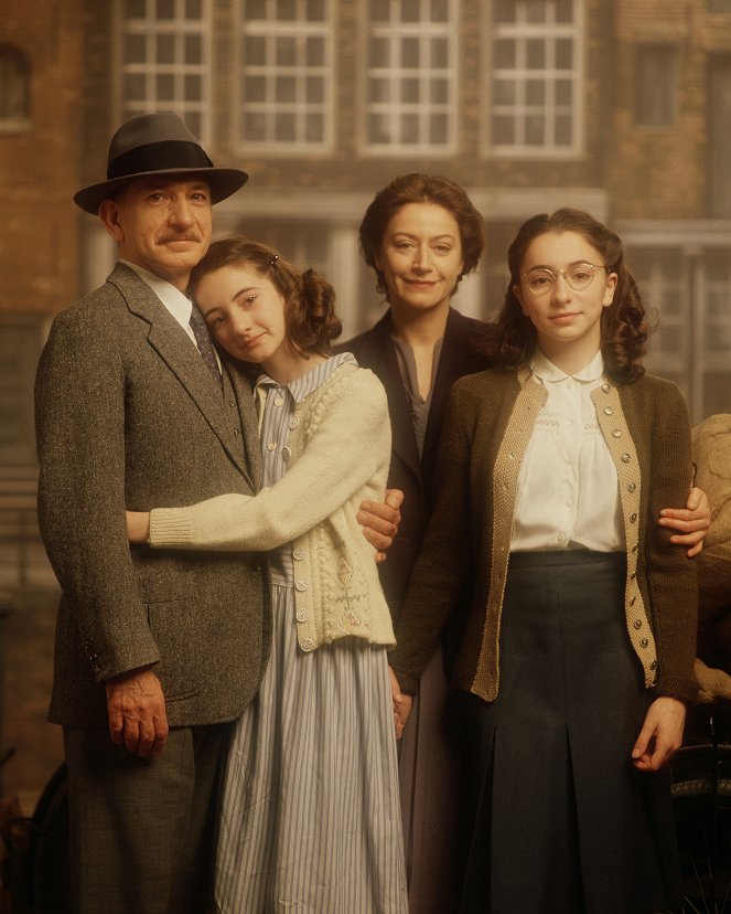 Anne Frank - Werbefoto - Ben Kingsley, Hannah Taylor-Gordon, Tatjana Blacher, Jessica Manley