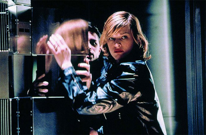 Resident Evil - De la película - Martin Crewes, Milla Jovovich