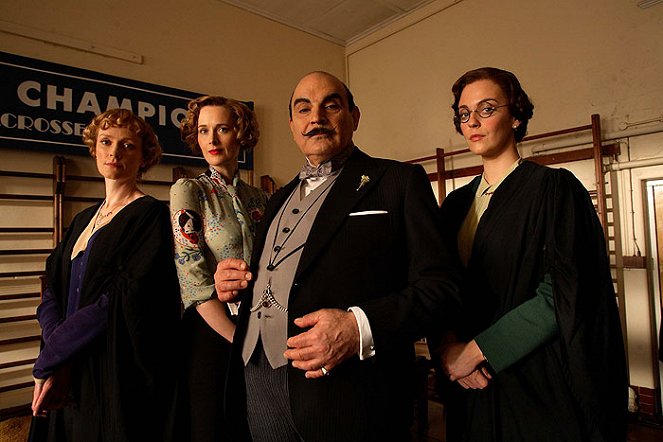 Agatha Christies Poirot - Season 11 - Die Katze im Taubenschlag - Filmfotos - Claire Skinner, Natasha Little, David Suchet, Miranda Raison