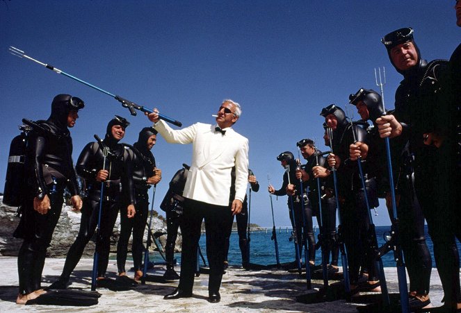 James Bond: Tűzgolyó - Filmfotók - Adolfo Celi