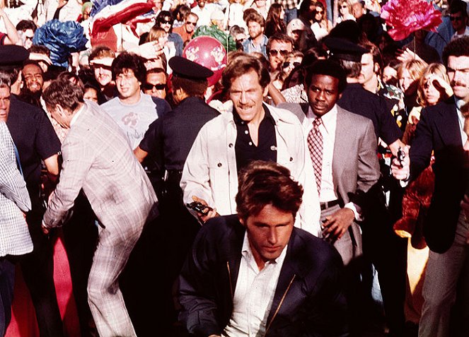 Rollercoaster - Photos - George Segal, Timothy Bottoms