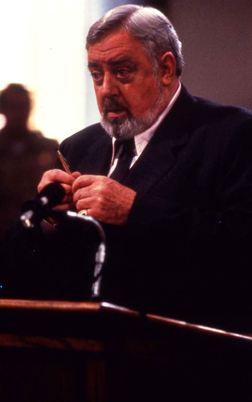 Perry Mason: The Case of the Poisoned Pen - De la película - Raymond Burr