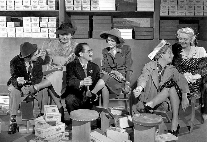 Tienda de locos - De la película - Chico Marx, Margaret Dumont, Groucho Marx, Marion Martin, Harpo Marx, Virginia Grey