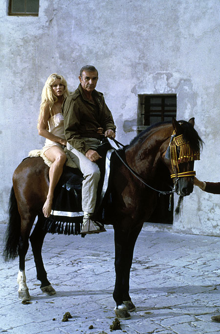 James Bond - Sag niemals nie - Filmfotos - Kim Basinger, Sean Connery