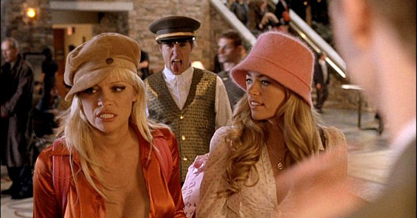 Ešte väčšia blondína - Z filmu - Pamela Anderson, Denise Richards