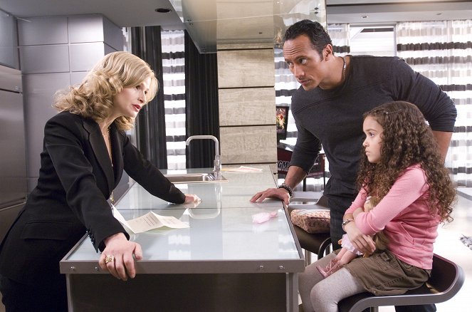 The Game Plan - Photos - Kyra Sedgwick, Dwayne Johnson, Madison Pettis