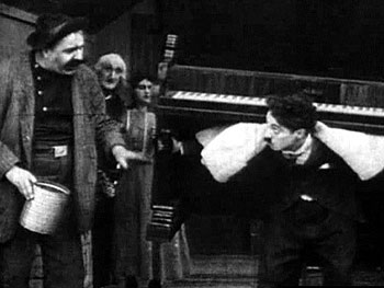 Chaplin stěhuje piáno - Z filmu - Mack Swain, Charlie Chaplin