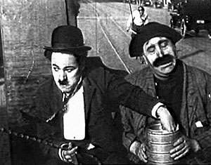Chaplin stěhuje piáno - Z filmu - Charlie Chaplin, Mack Swain