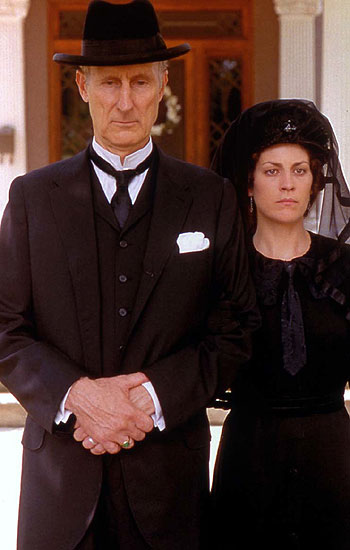 A Death in the Family - Van film - James Cromwell, Annabeth Gish