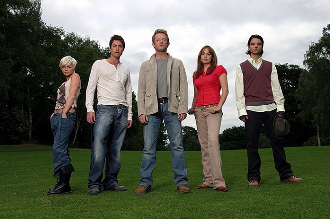 Primeval - Promokuvat - Hannah Spearritt, James Murray, Douglas Henshall, Lucy Brown, Andrew Lee Potts