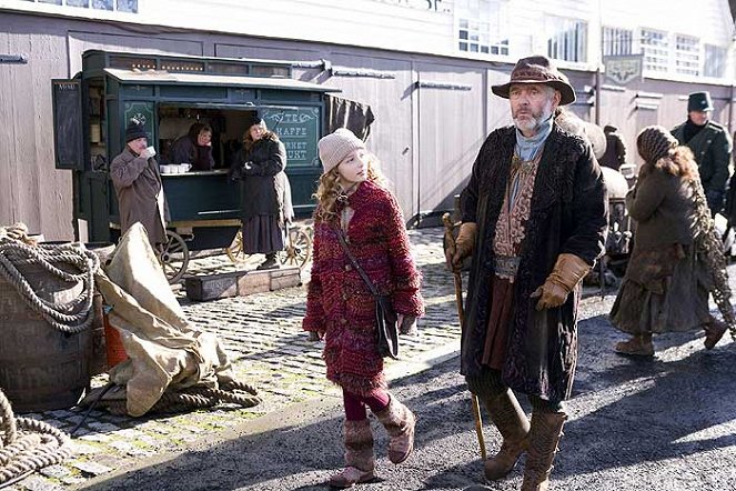 The Golden Compass - Photos - Dakota Blue Richards, Tom Courtenay