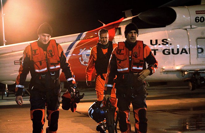 Záchranári - Z filmu - Ashton Kutcher, Clancy Brown, Kevin Costner