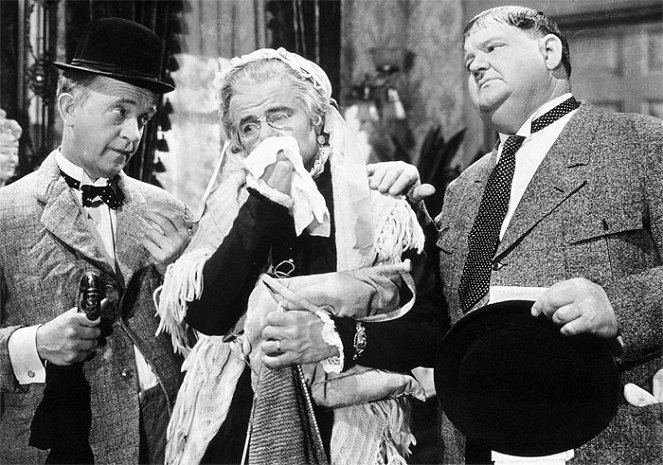 A-Haunting We Will Go - Z filmu - Stan Laurel, Oliver Hardy