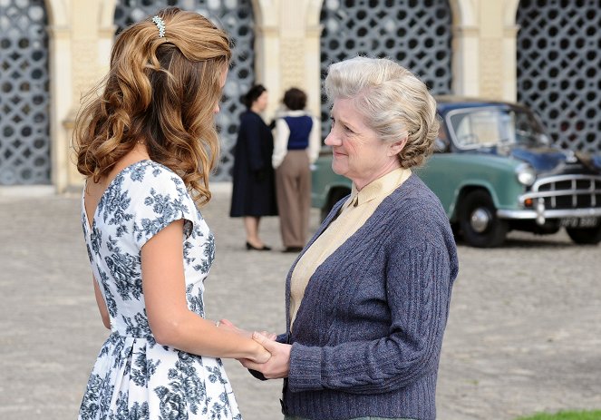 Agatha Christie's Marple - Season 5 - The Secret of Chimneys - Photos - Julia McKenzie