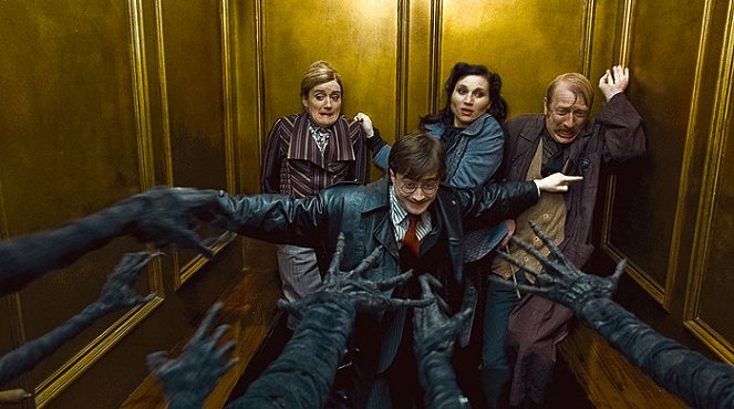 Harry Potter a Dary smrti - 1. - Z filmu - Sophie Thompson, Daniel Radcliffe, Kate Fleetwood, Steffan Rhodri