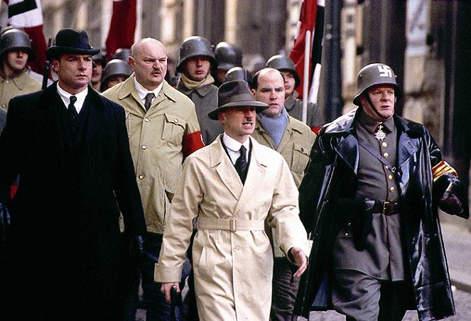 Hitler: Vzostup zla - Z filmu - Liev Schreiber, Jiří Maria Sieber, Robert Carlyle, James Babson, Chris Larkin