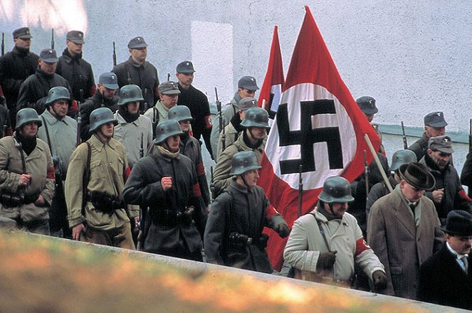 Hitler: Narodziny zła - Z filmu
