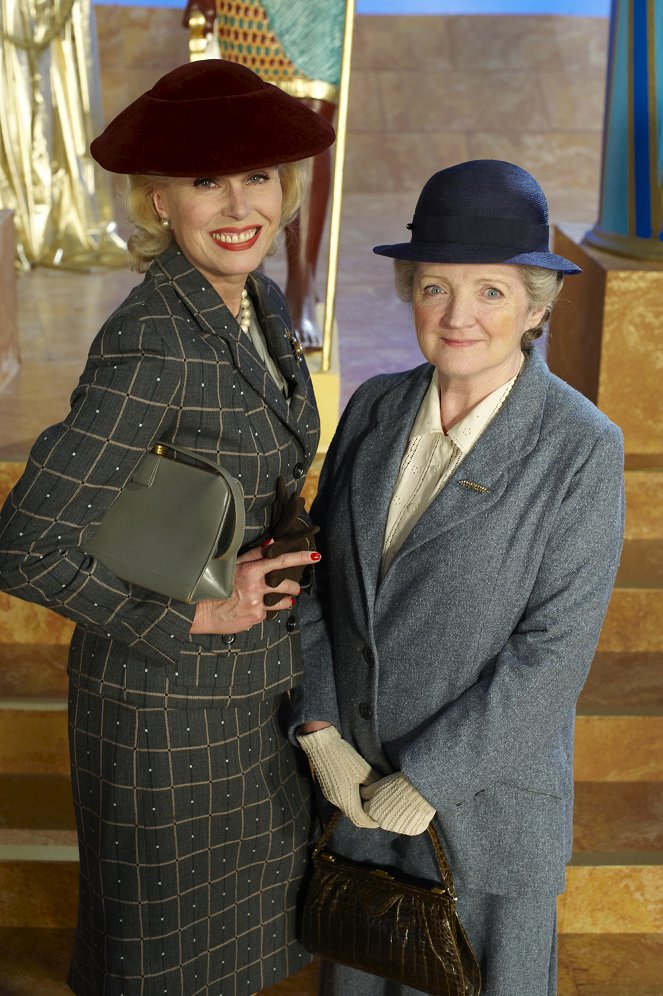 Agatha Christie's Marple - El espejo se rajó de lado a lado - Promoción - Joanna Lumley, Julia McKenzie