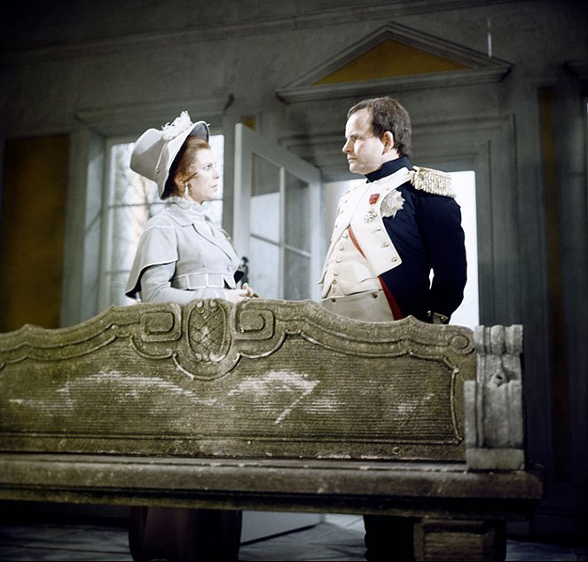 Napoleon and Love - De la película - Billie Whitelaw, Ian Holm