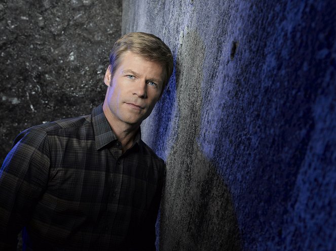 V - Promokuvat - Joel Gretsch