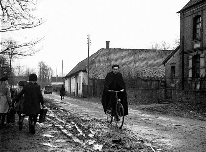 Diary of a Country Priest - Filmfotos - Claude Laydu