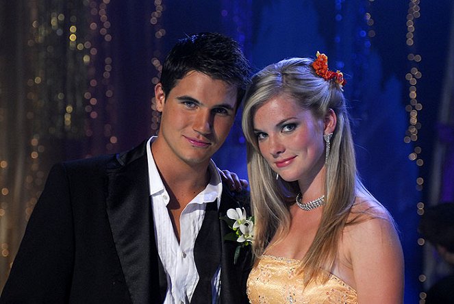 Picture This - Photos - Robbie Amell, Cindy Busby