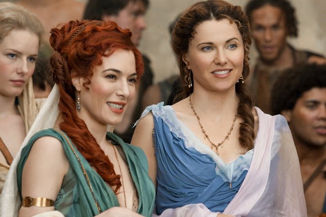 Spartacus: Gods of the Arena - Filmfotos - Jaime Murray, Lucy Lawless