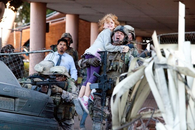 Invasão Mundial: Batalha Los Angeles - Do filme - Michael Peña, Joey King, Aaron Eckhart