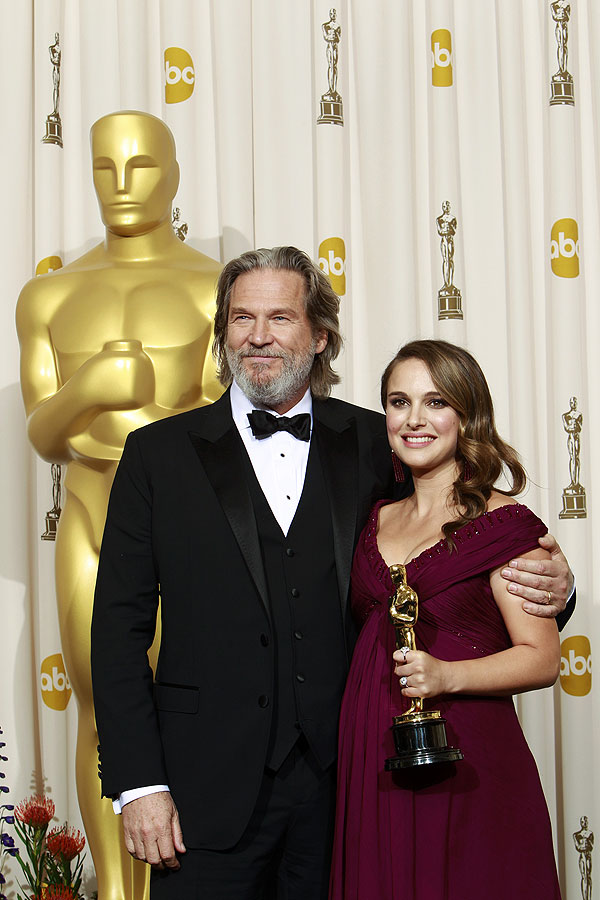 83. Annual Academy Awards - Z akcí - Red Carpet - Jeff Bridges, Natalie Portman