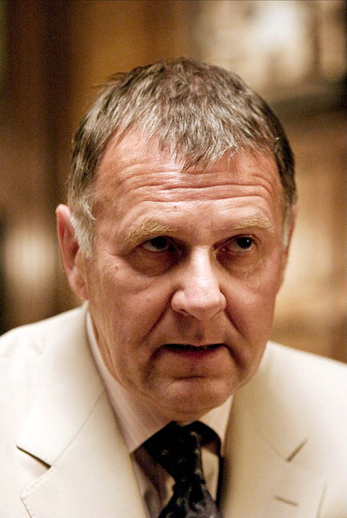 Batman začína - Z filmu - Tom Wilkinson