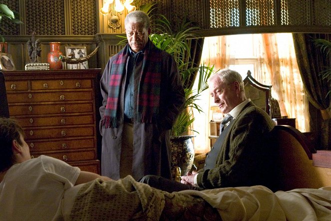 Batman Begins - Filmfotos - Morgan Freeman, Michael Caine