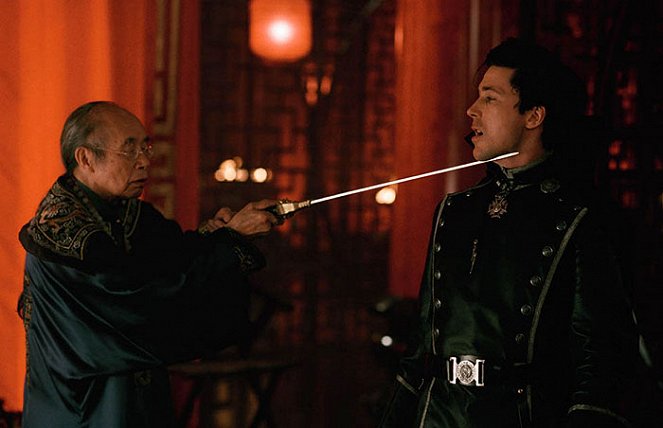 Em Defesa de Sua Majestade - Do filme - Kim Chan, Aidan Gillen