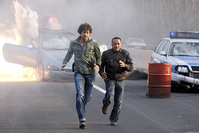 Alarm für Cobra 11 - Die Autobahnpolizei - Season 15 - Der Anschlag - Filmfotos - Tom Beck, Erdogan Atalay