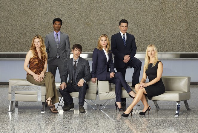 Covert Affairs - Promokuvat - Anne Dudek, Sendhil Ramamurthy, Christopher Gorham, Piper Perabo, Peter Gallagher, Kari Matchett