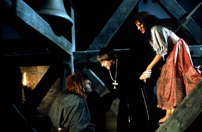 The Hunchback of Notre Dame - Van film - Anthony Hopkins, Derek Jacobi, Lesley-Anne Down