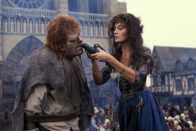 The Hunchback of Notre Dame - Filmfotos - Anthony Hopkins, Lesley-Anne Down