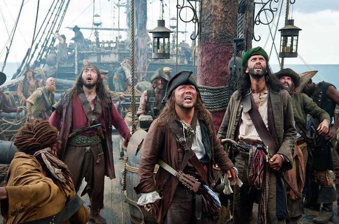Piraci z Karaibów: Na nieznanych wodach - Z filmu - Yuki Matsuzaki, Stephen Graham, Paul Bazely