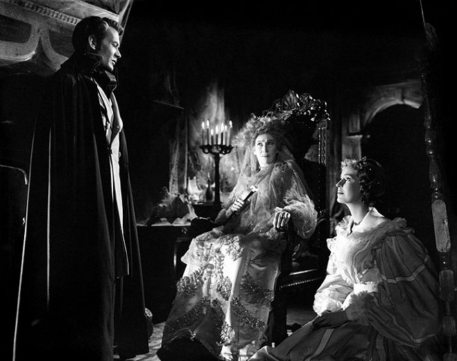 Great Expectations - Photos - John Mills, Martita Hunt, Valerie Hobson