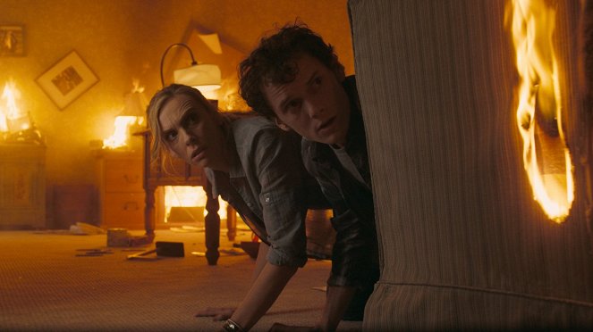 Postrach nocy - Z filmu - Toni Collette, Anton Yelchin