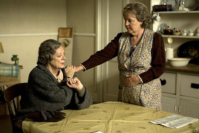 From Time to Time - De la película - Maggie Smith, Pauline Collins