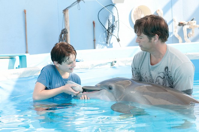 Dolphin Tale - Photos - Nathan Gamble, Harry Connick, Jr.