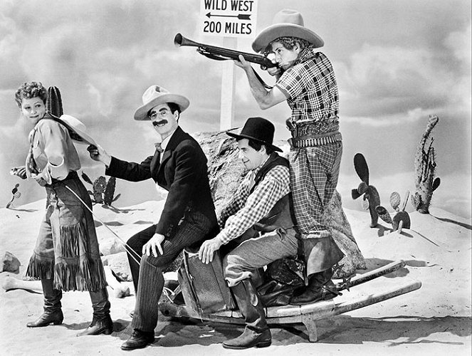 Irány Nyugat - Filmfotók - Diana Lewis, Groucho Marx, Harpo Marx, Chico Marx