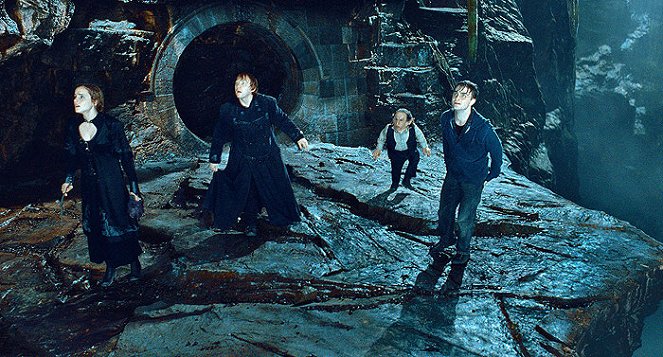 Harry Potter a Dary smrti - 2. - Z filmu - Emma Watson, Rupert Grint, Warwick Davis, Daniel Radcliffe