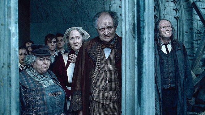 Harry Potter a Dary smrti - 2. - Z filmu - Miriam Margolyes, Gemma Jones, Jim Broadbent, David Bradley